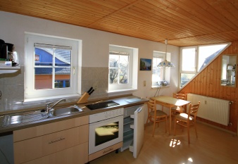 Küchenzeile, Tisch, Eckfenster mit Meeresblick