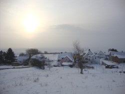 Ferienhaus im Winter vom Berg aus gesehen (Foto aus 2011)